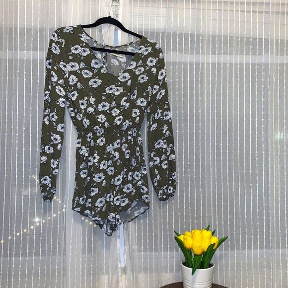 Abercrombie & Fitch Pants - Ambercrombie long sleeve romper